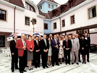 4-vlada-Martin-Hoffmeister-se-zenou-Radkou-zcela-vpravo.jpg 4-vlada-Martin-Hoffmeister-se-zenou-Radkou-zcela-vpravo.jpg
