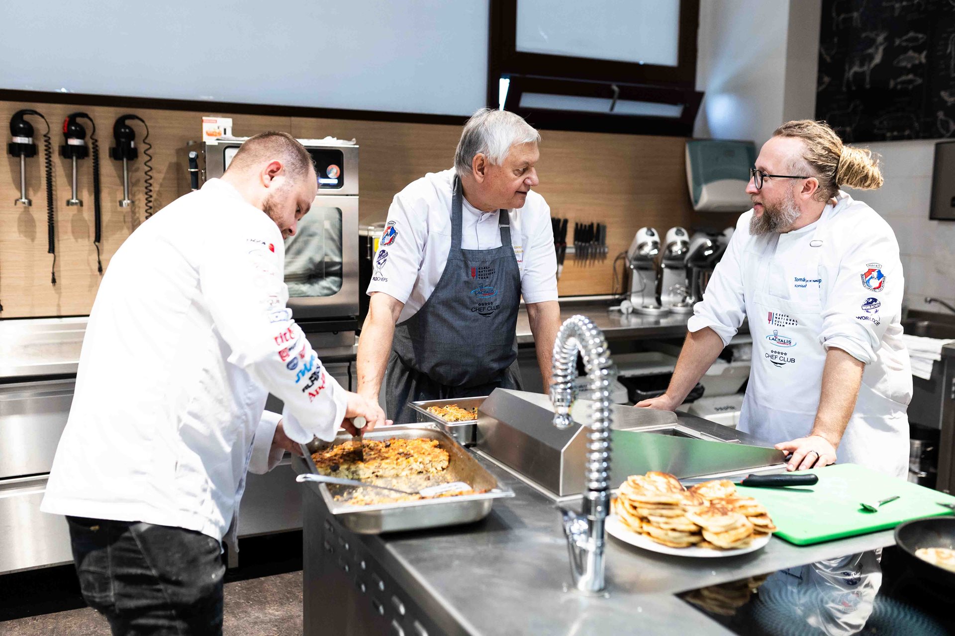 Stará garda kuchařů Asociace kuchařů a cukrářů představila menu ve stylu Czech Specials, které ochutnají návštěvníci světové výstavy Expo v Ósace